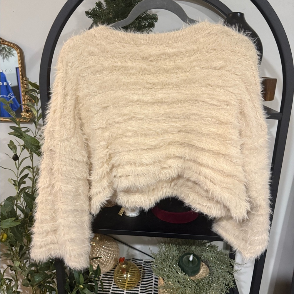 The native one Elegant Cream Fuzzy V-Neck cropped Sweater size small - Picture 7 of 7